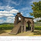 „Der Rhein von Mainz bis Köln“ steht oben. Eine antike Steintreppe vor einem blauen Himmel mit weißen Wolken.