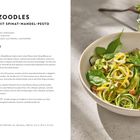 Zoodles mit Spinat-Mandel-Pesto, vegan, glutenfrei. Rezept für 2 Personen. Bild: Gemüsegerichte mit grünem Pesto.