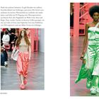 Das Bild zeigt zwei Models auf dem Laufsteg. Rechts trägt eine Frau ein pinkes, fließendes Outfit. Links ein Model in grün.