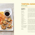 "Feel-Good-Gerichte" oben; "Tempura-Sushi Mit Blitz-Kimchi" als Titel. Links zeigt ein Teller buntes Sushi und Beilagen.