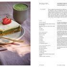 Titel: Veganer Matcha-Miso-Cheesecake. Rezept und Zutatenliste auf der rechten Seite. Links ein Stück Kuchen mit Erdbeere.