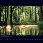 07 Juli. Kalender von Donnerstag bis Sonntag. Sonnenstrahlen beleuchten einen bewaldeten See, umgeben von grünen Bäumen.