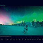 12 Dezember. Schnee bedeckt Bäume vor Polarlichtern in Grün und Lila. Unten Kalender mit Daten und Wochenzahlen.