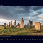 03 März. Steinkreis unter wolkigem Himmel auf einer grünen Wiese. Unten Kalenderdaten vom 1. bis 31. März.