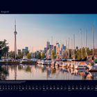 08 August. Kalenderansicht mit Hafen, Segelbooten und Toronto Skyline im Hintergrund bei Sonnenuntergang.