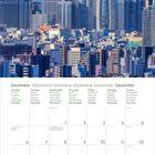 Kalenderseite Dezember, mit Texten auf mehreren Sprachen, darunter Montag bis Sonntag. Oben Skyline, Berg im Hintergrund.