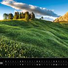 „Dolomiten 08“, „Armentarawiesen“. Sonnige Hügel mit blühenden Wiesen, Bäumen, und Bergen im Hintergrund.