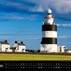 Irland 08, Kalender mit Leuchtturm. Text: „Der alte Leuchtturm am Hook Head, County Wexford“. Blau-weißer Himmel.