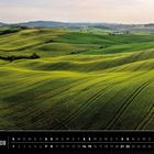Toskana 08, hügelige grüne Felder erstrecken sich unter einem klaren Himmel. Eine Kalenderübersicht darunter.