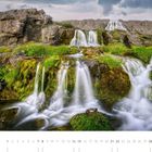 Kalenderseite mit großer Nummer 08 und kleinen Zahlen von 1 bis 31. Fließender Wasserfall über grüner Landschaft.