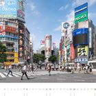 Viele bunte Plakate, Menschen überqueren eine große Kreuzung, hoch aufragende Gebäude. Datum: August. Ort: Shibuya, Tokio.
