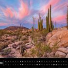"Mexiko 08", Kalender mit Wüstenlandschaft, großen Kakteen und Felsen, während der Himmel in Rosa und Blau schimmert.
