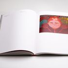 Links oben: „Morandi Pink, 2022“. Rechts Seite mit bunter Illustration eines Gesichts mit dekorativem Hintergrund.