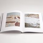 Links: "Landschaft mit dunklem Einschnitt, 1975". Rechts: "Zerstreut, 1977". Offenes Buch mit zwei Gemälden.