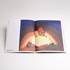 Text: "Lijana in My Arms, 2023. Acrylic and Oil on canvas. 70 x 60 cm." 
Illustration: Eine Person hält eine strahlende Blume, dunkelblauer Hintergrund.