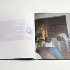 Links: Englischer Fließtext zu Kunstthemen. Rechts: Foto mit Mensch in silbernem Anzug in Performancepose vor Zuschauern.