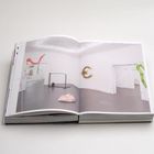 Text oben: „Fashion Unlimited“, „Pinko Style“, Seitenzahlen unten: „326“, „327“. Geöffnete Buchdoppelseite, Kunstinstallation.