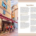 Tipps für Entdecker: Beschreibungen von Aktivitäten und Orten in Südfrankreich. Ein Restaurant in einer schmalen Gasse.