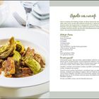 "Abgnello con carciofi" steht oben. Links: ein Gericht aus Lamm und Artischocken auf einem Teller, im Hintergrund Besteck und Glas.