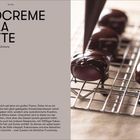 KAKAOCREME MIT LILA KAROTTE. Piemonter Haselnuss-Chantilly, Zichorie. Schoko überzieht runde Desserts auf Gitter.