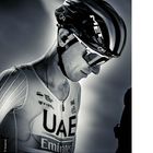 Auf jeden Fall zählt Pogačar längst zu den Ikonen des internationalen Radsports. Ein Radrennfahrer in sportlicher Ausrüstung.