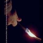 Text: "Still from El Mar La Mar (2017): A torch in the Sonoran Desert." Eine Hand hält eine brennende Fackel in der Dunkelheit.