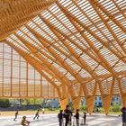 Texte oben: "Projects, Projects, 188". Offene Holzkonstruktion einer Halle, darunter spielen Kinder mit Rollern und Fahrrädern.