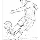 Die Nummer "7" trägt ein Fußballspieler auf Trikot und Hose. Er schießt dynamisch einen Ball.