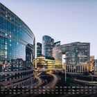 "La Défense, Paris 8" zeigt moderne Gebäude mit Glasfassaden und geschwungenen Straßen in einer urbanen Landschaft.