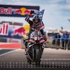89 | Jorge Martin | ESP | 29.01.1998 | Aprilia Racing. Ein Motorradrennfahrer mit USA-Flagge auf einer Rennstrecke.