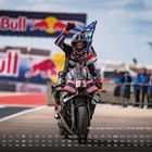 89 | Jorge Martin | ESP | 29.01.1998 | Aprilia Racing. Ein Motorradfahrer mit erhobener Faust, fährt auf einer Rennstrecke.