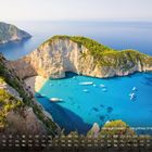 Kalenderbild: "Navagio Beach - Zakynthos Griechenland", Nummer 8. Klare Bucht mit weißem Sand und Booten, umgeben von steilen Klippen.
