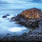 Kalender mit Datum und Tagen unten. Rechts der Text: "Giant's Causeway - Basaltsäulen 10". Ansicht von Basaltsäulen am Meer.