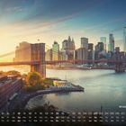 Text: "Brooklyn Bridge", Kalender mit Tagen.  
Ansicht der Brooklyn Bridge und der Skyline von New York bei Sonnenuntergang.