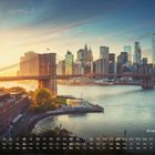 Kalendarium unten, „Brooklyn Bridge“ rechts oben. Skyline von New York mit der Brooklyn Bridge bei Sonnenuntergang.