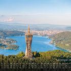 Kalenderdarstellung: September. "Pyramidenkogel - Wörthersee". Ein hölzerner Aussichtsturm vor einem blauen See.
