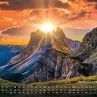 "Seceda Stock, Val Gardena 8" unten rechts. Sonnenuntergang über dramatischen Bergspitzen, grasbewachsene Hänge.