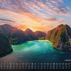 "Lagune Maya Bay", Kalender im August. Sandstrand, umgeben von hohen, bewachsenen Felsen, türkisblaues Wasser, Sonnenaufgang.