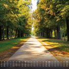Großer Garten, 9. Kalender für September unten, mittiger Weg von Bäumen gesäumt, sonniges Licht und Herbstfarben.