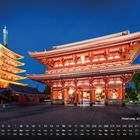"Asakusa Jinja in Tokio" und ein Kalender für den Monat August. Beleuchteter Tempel und Pagode am Abend.