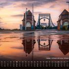 „Kaiser-Wilhelm-Brücke, Wilhelmshaven 10“; Kalenderansicht unten; symmetrische Brücke bei Sonnenuntergang.