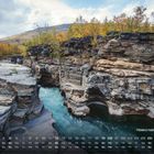 Kalender mit dem Titel "Abisko National Park, 9". Fluss fließt zwischen beeindruckenden Felsformationen, umgeben von Herbstbäumen.