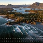 Kalender mit Datum und Wochentagen. Atemberaubende Küstenlandschaft mit Wellen, Wald und Bergen im Hintergrund.
