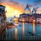„Venedig am Abend“ und eine Monatsübersicht. Abendlicher Kanal mit historischen Gebäuden und beleuchteter Basilika.