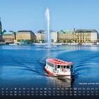 "Dampfer auf der Binnenalster 8" und ein Kalender mit Wochentagen. Ein Dampfer fährt auf einem See mit Springbrunnen.