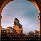 Kalender mit Datumstagen; Theatinerkirche St. Kajetan hinter Bäumen unter einem Torbogen.