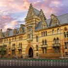 Text: "Kirche Oxford College" und Kalendertage unten. 
Abgebildet: Historisches Gebäude mit gotischen Elementen bei Sonnenuntergang.