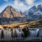 Kalender zeigt September, Nummern und Wochentage. Vordergrund: Wasserfall, Hintergrund: hohe, schneebedeckte Berge.