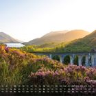Text: "Glenfinnan-Viadukt" und Kalendertage. Landschaft mit Viadukt, Bergen im Hintergrund und blühenden Pflanzen im Vordergrund.