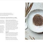 "Wegerichsamen – heimisches Superfood für den Alltag." Links Text über Nutzen und Anwendung von Wegerichsamen, rechts Schale mit Samen.